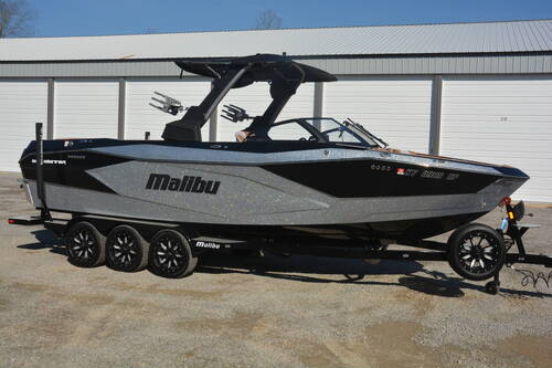 More information about "REDUCED 2023 Malibu 26 LSV - Well Optioned - Stern Turn - Heater - REV12's"
